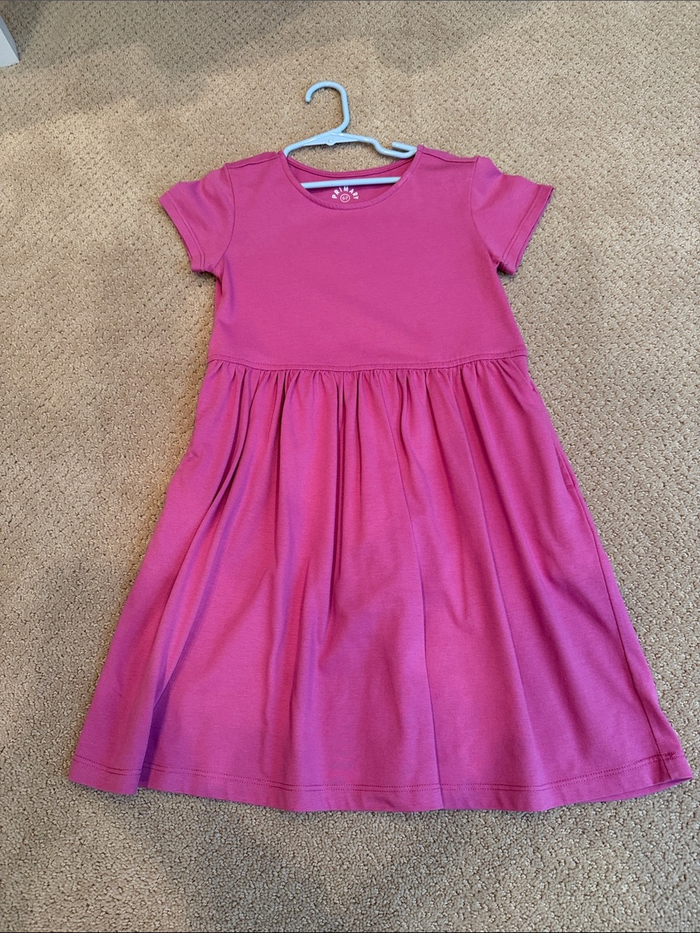 Girls Primary fuchsia Short-Sleeve Dress size 6-7 with pockets.